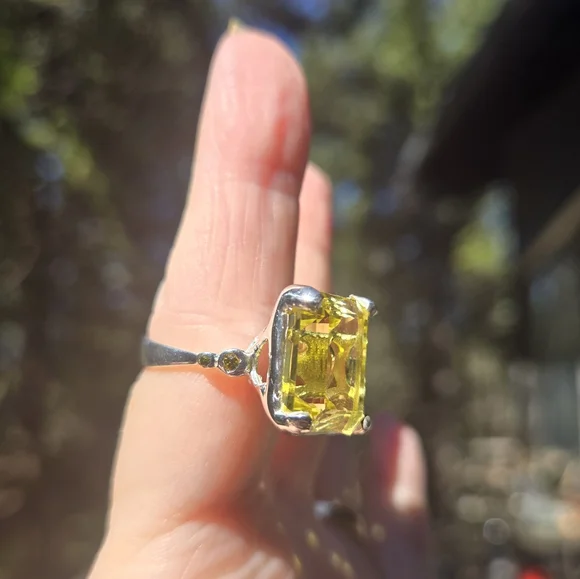 Lemon 🍋 Quartz emerald cut 13k & peridot sterling ring sz7